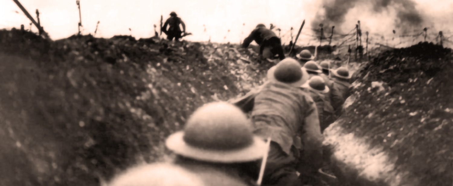 Fotografia che ritrae alcuni soldati, di spalle, in una trincea durante la prima guerra mondiale